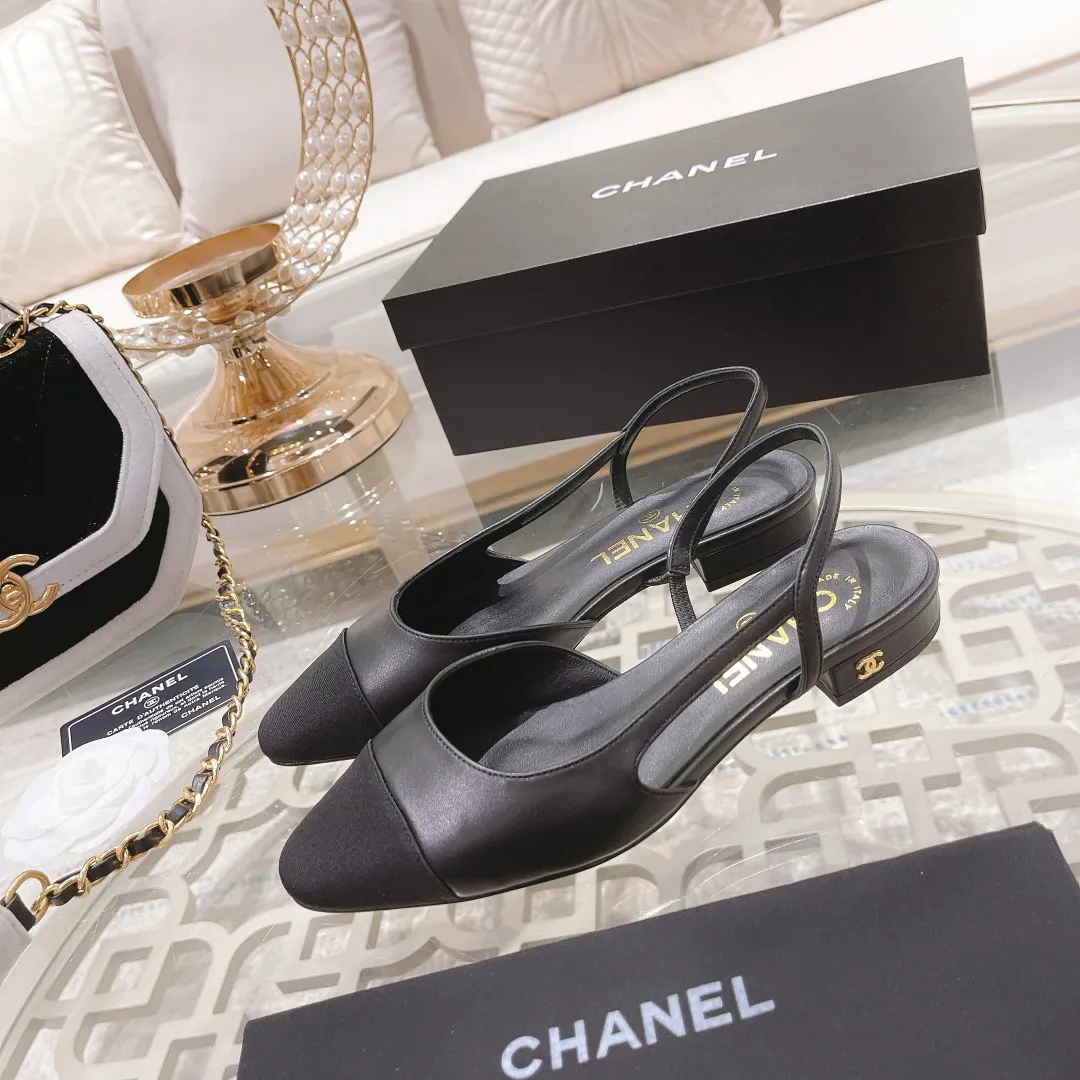 👟👟Ex-factory price 440👟👟 Chanel - Spring and summer classic color-blocked low-heeled side hollow sandals ⚠ Fashionable catwalk style❤ Mixed splicing colors, hollow toe style on the inside, 2.5cm thick heel and small logo embellishment, a fashionable interpretation! How to match the series to look good! Original customized wood-colored leather outsole, imported sheepskin surface, goatskin lining for feet... 35-40 regular sizes (41.42, 43 custom-made, non-returnable) 🎁Latest full set of packaging at the counter